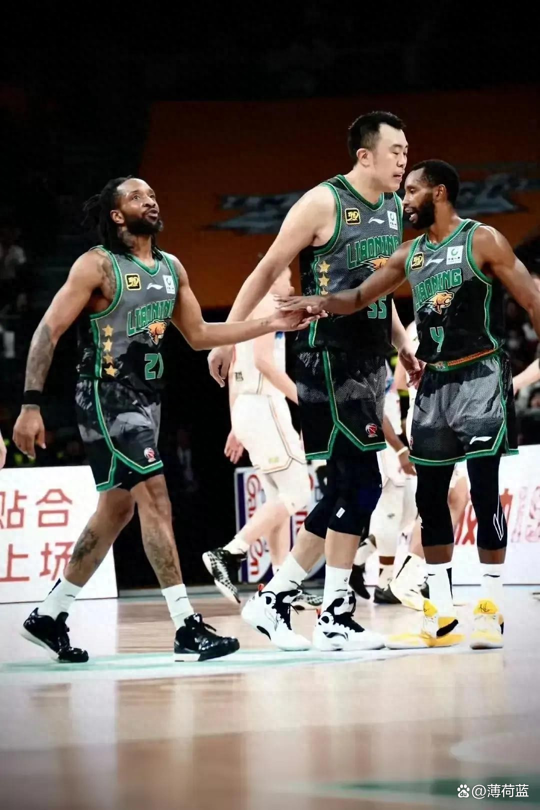 经过激烈争夺！球队最终获得胜利！